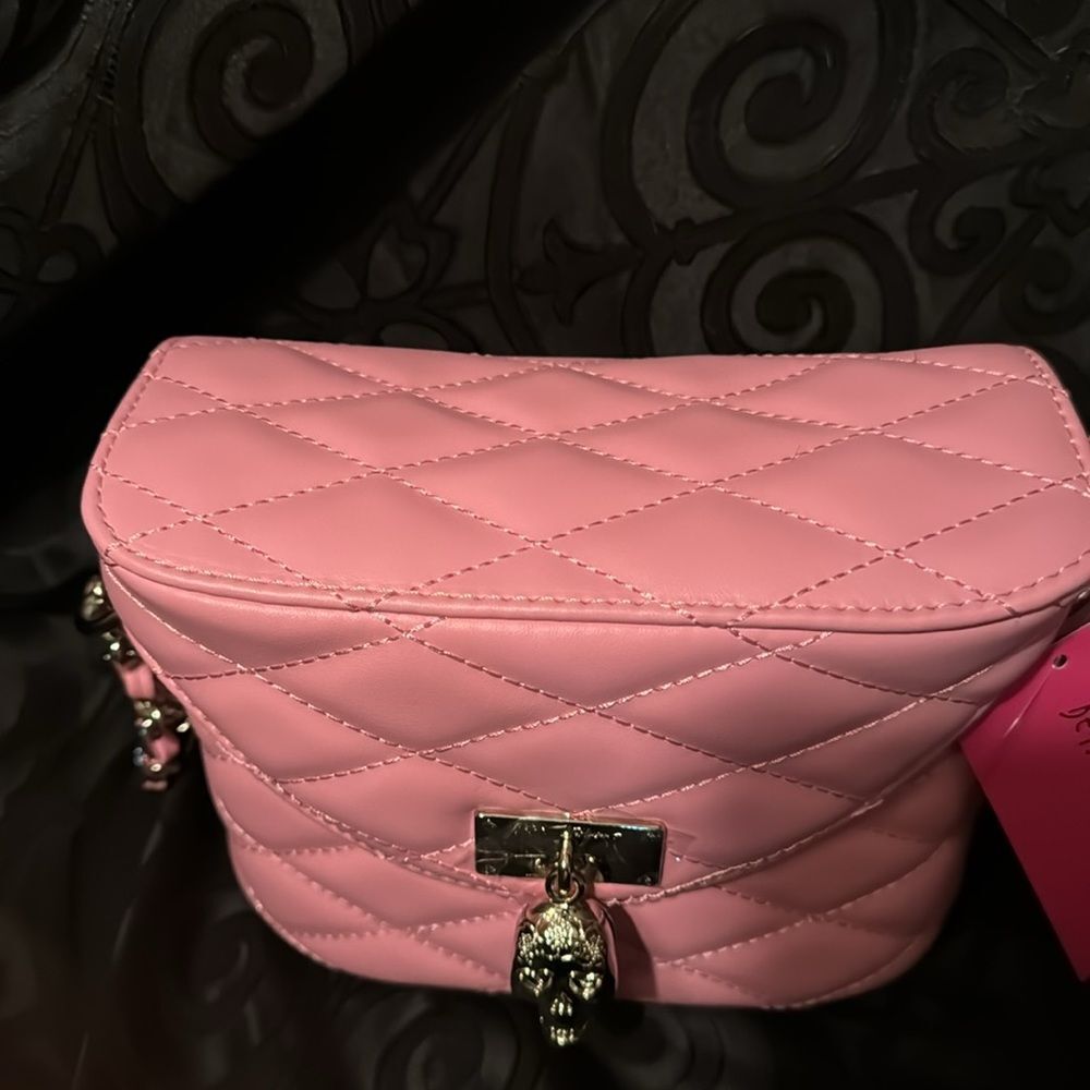 BETSEY JOHNSON  XO VIOLA QUILTED CROSSBODY  bag